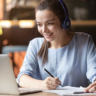 smiling girl student wear wireless headphone 1492613150